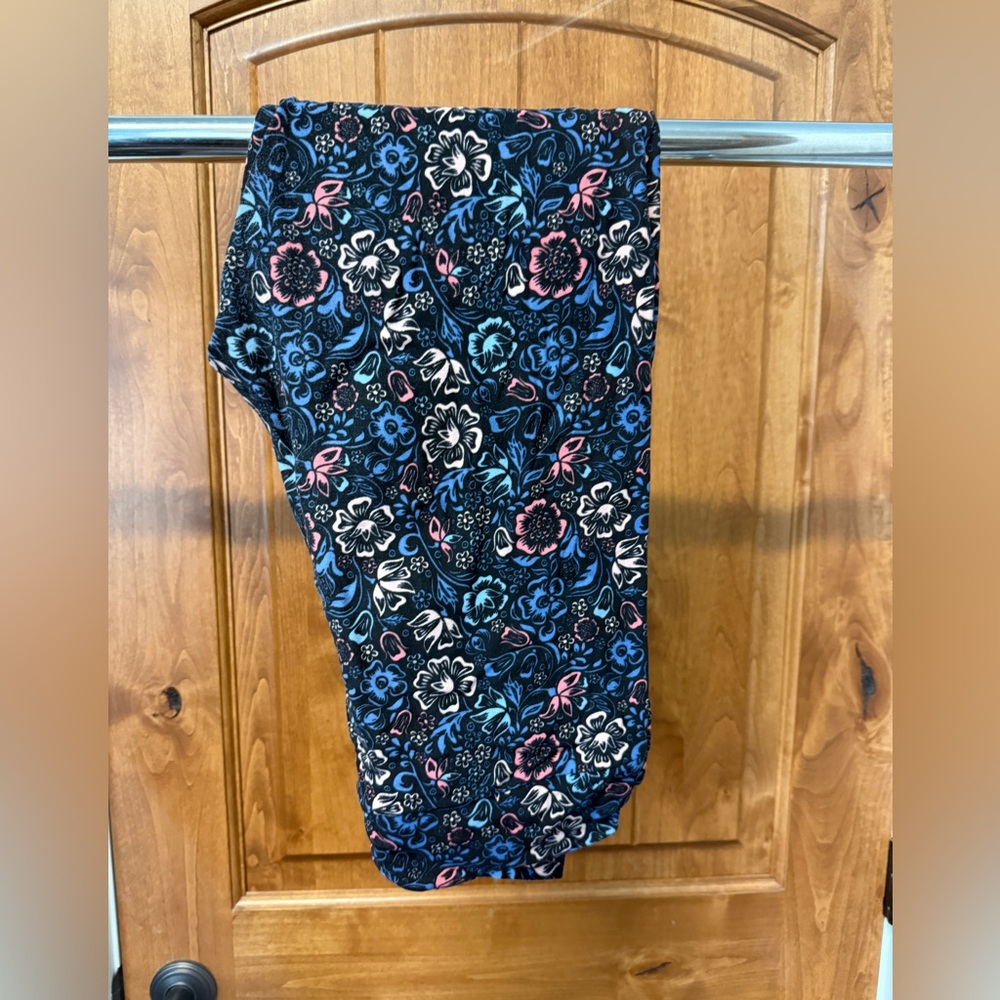 LuLaRoe TC Leggings (Fit sizes 12-18)